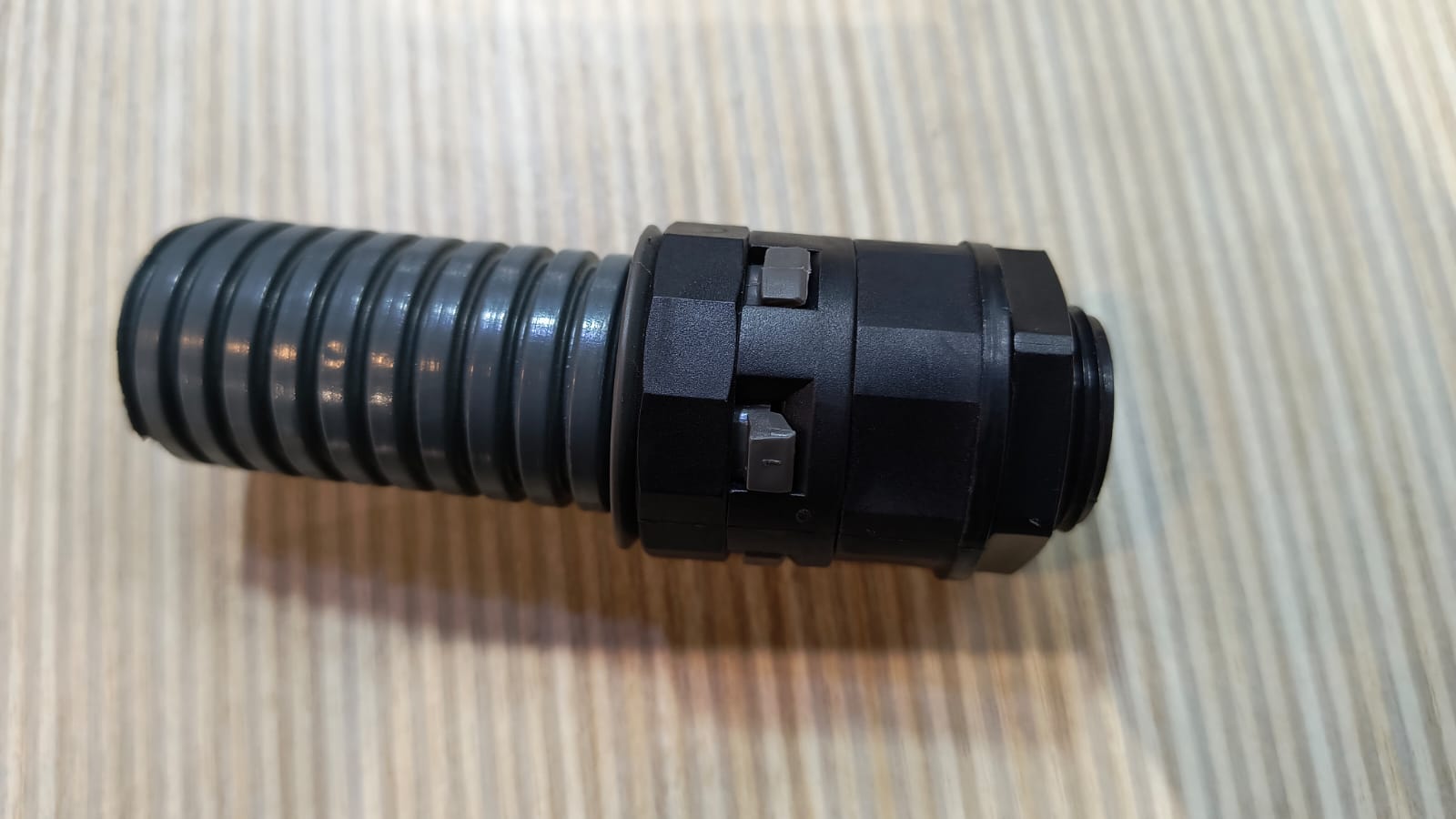 Conector Recto DN23 M25*1.5 Negro (1") - Imagen 2